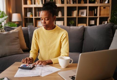 Taux d’endettement trop élevé : que faire ? Découvrez nos 7 solutions. © EmirMemedovski - Getty Images