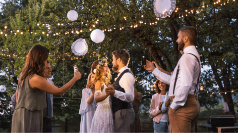 Si vous organisez votre mariage chez vous, il est nécessaire d'être vigilant sur différents points. © Halfpoint - Getty images