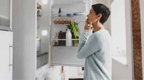 Si vous avez l'impression que votre réfrigérateur refroidit moins les aliments, qu'il surconsomme de l'énergie ou qu'il est plus bruyant, il est temps de nettoyer le consdensateur. © shurkin_son - Getty images