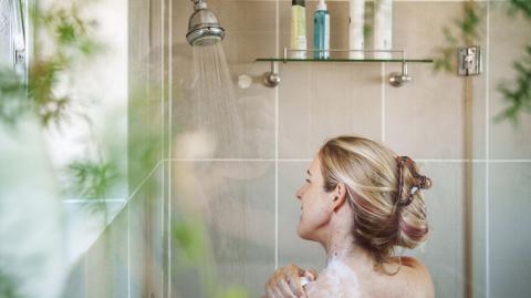 Femme prenant sa douche 