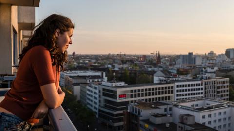 Balcon en ville : 7 astuces pour atténuer le bruit.