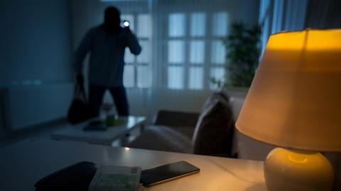 Fenêtre ouverte la nuit : votre assurance peut-elle refuser de vous indemniser en cas de vol ?
