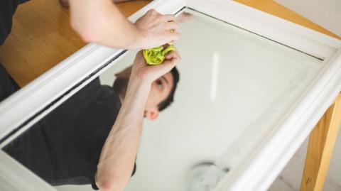 Peignez le cadre de votre miroir pour lui donner un nouveau style.