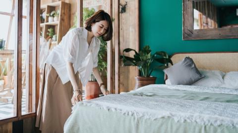 Le « thrill of frill » : la tendance déco qui remet les franges et la passementerie au goût du jour.
