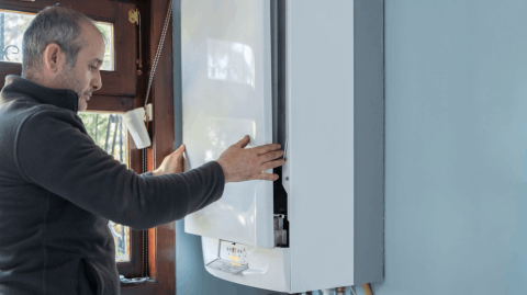 Le locataire prend en charge les menues réparations tandis que le propriétaires prend en charge les frais les plus onéreux en cas de panne. © aquaArts studio - Getty images