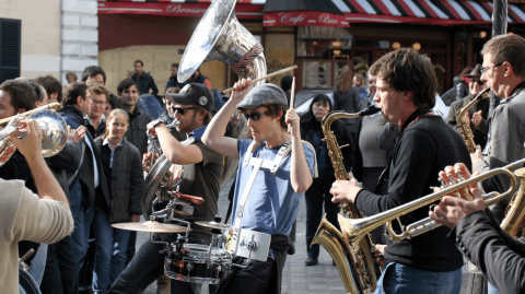 Il est nécessaire de prendre connaissance de la réglementation propre à votre commune en ce qui concerne le bruit le soir de la Fête de la musique. © DenKuvaiev - Getty images