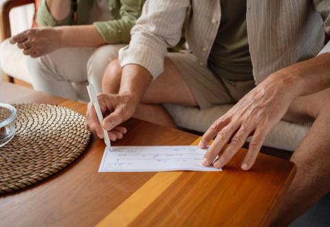 Le propriétaire ne peut pas demander d’argent avant la signature du bail. © Johnce - Getty Images