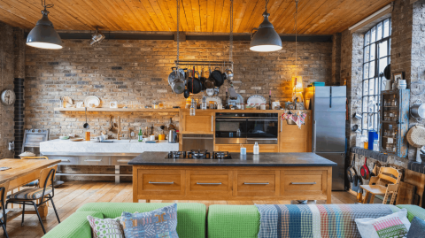Les biens atypiques font des adeptes, notamment les lofts réhabilités qui offrent des volumes et des matériaux uniques. © JohnnyGreig - Getty images