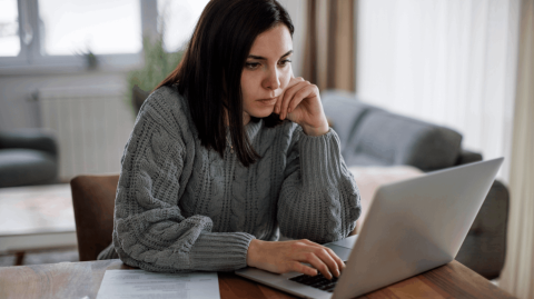 Il est nécessaire d'être stratégique lorsque l'on recherche un logement en percevant le RSA. © damircudic - Getty images