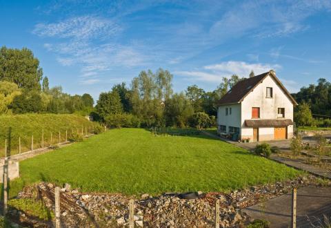 Maison avec terrain clôturé.