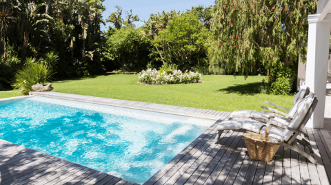 Le financement de votre piscine est un sujet qui doit attirer votre attention pour mener à bien votre projet. © Astronaut Images - Getty images