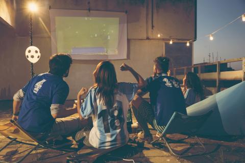 Soirée foot : les erreurs à ne pas commettre avec une télé au jardin