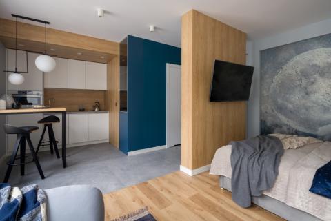 Studio bois clair et bleu. 
