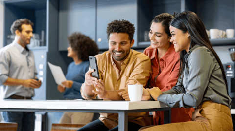 Le coliving implique généralement divers services, à commencer par des lieux de regroupement tels qu'une salle de coworking. © andresr - Getty images