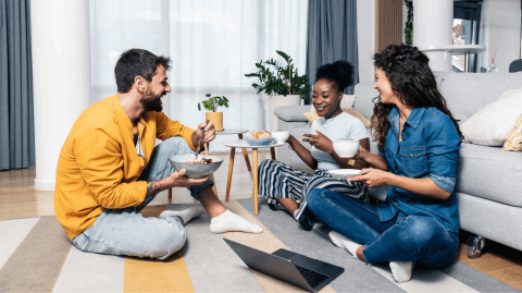 Les colocataires doivent être couverts au minimum pour les risques locatifs. © Srdjanns74 - Getty images