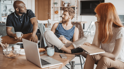 Il est préférable d'interroger les candidats sur leur mode de vie afin d'assurer une colocation pérenne. © svetikd - Getty images