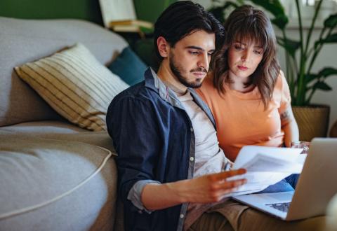 Couple comparant des offres d'assurance emprunteur en ligne.