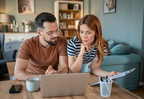 Couple utilisant un comparateur de crédit immobilier en ligne. 