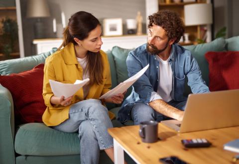 Couple fait le point sur ses finances.