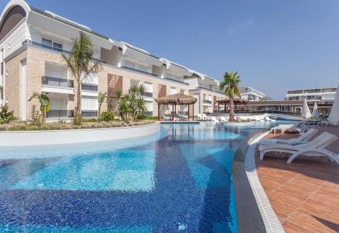 Résidence de tourisme avec piscine.