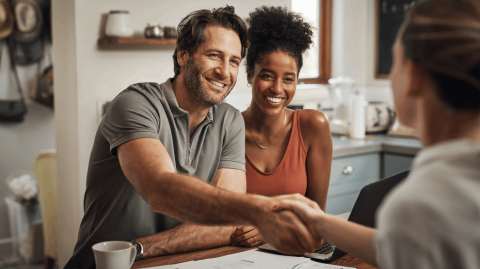 Une offre d’achat écrite et signée engage juridiquement l’acheteur. © PeopleImages - Getty images