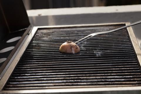 Les 5 méthodes pour nettoyer un barbecue sans frotter
