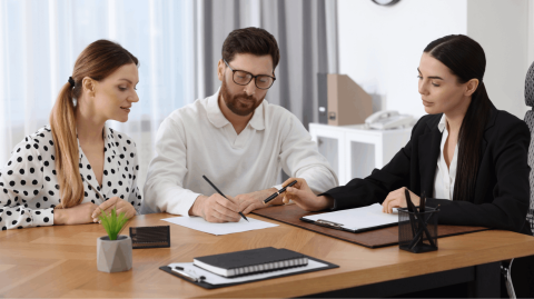 Comptez au minimum 6 semaines entre la signature de la promesse de vente et celle de l'acte de vente. © Liudmila Chernetska - Getty images