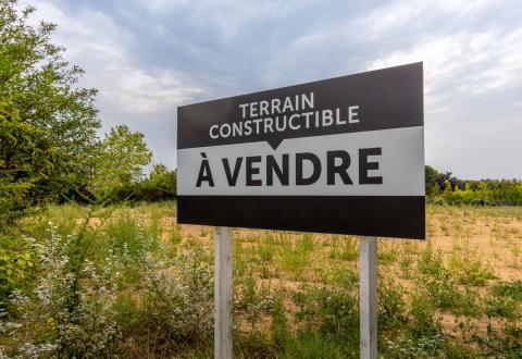 Panneau de vente d'un terrain constructible.