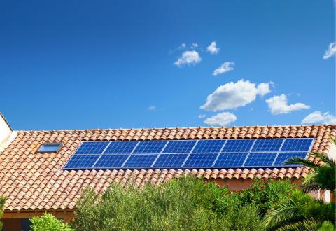 Panneaux photovoltaïques sur le toit d'une maison.