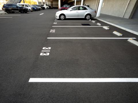 Stationnement abusif sur place de parking