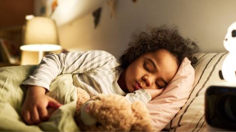 Fortes chaleurs : 7 astuces pour rafraîchir la chambre de votre enfant sans clim.
