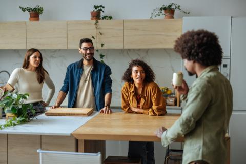 Colocataires en discussion dans la cuisine couleur bois clair et blanc
