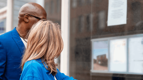 Avant de résilier le mandat exclusif, prenez le temps de discuter avec l'agent immobilier au sujet de votre bien, du prix et de la stratégie mise en place. © Iryna Melnyk - Getty images