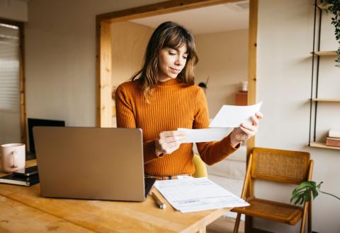 Femme rassemblant des documents administratifs.