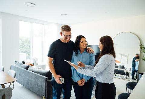 Visite d'un logement lors d'une vente entre particuliers.