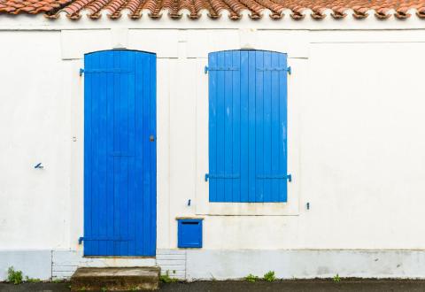 Petite maison aux volets bleus.