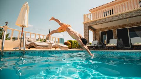 Piscine du voisin : bruit, éclaboussures, vis-à-vis… que dit la loi ?
