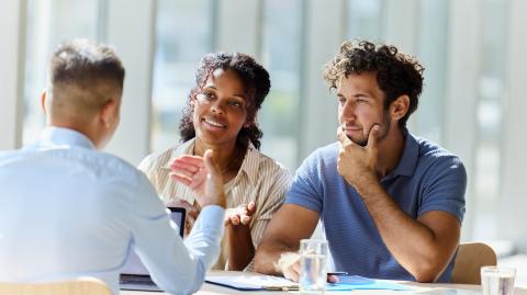 Un couple échange avec son banquier au cours d'un rendez-vous