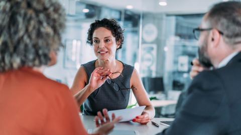 Un homme et une femme signent un contrat chez le notaire