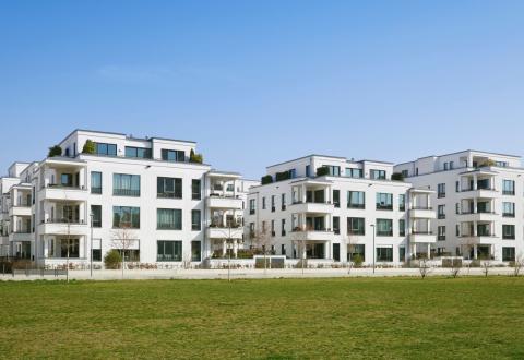Le dispositifs Jeanbrun est réservé aux logements collectifs neufs ou anciens à rénover. © Acilo - Getty Images