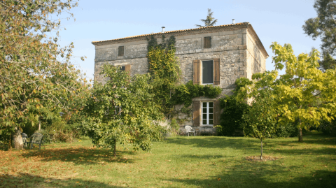 Pour la vente d'une maison, il est possible d'ajouter une clause de non-garantie de surface. © Ouchman - Getty images