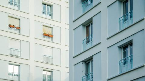 Logement : ce que proposent Olivier Faure et François Hollande pour 2027.
