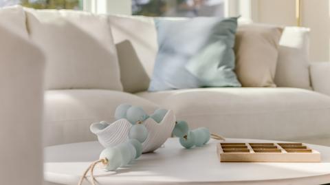 « Preppy Riviera » : la nouvelle tendance déco entre Côte d’Azur et chic américain.