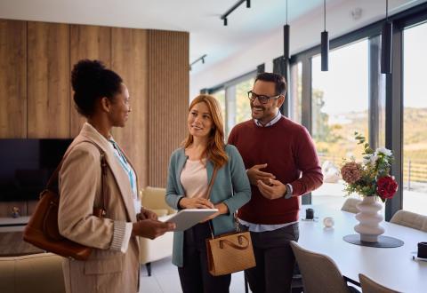 Couple d'acheteurs avec un agent immobilier. 