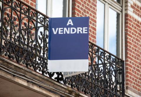 Panneau à Vendre sur la façade d'un immeuble. 