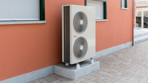 L’installation d’une pompe à chaleur sur le mur extérieur d’une habitation peut causer des troubles du voisinage, mais ne nécessite une déclaration préalable que dans certains cas. © caifas - Getty images