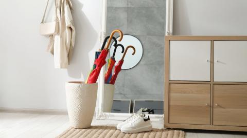 Pluie : ces 6 objets de l'entrée qui rendent votre logement humide.