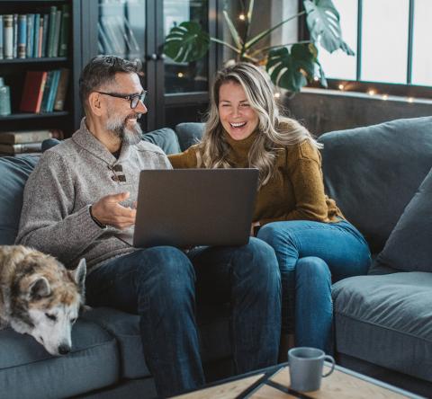 Couple qui choisit son assurance habitation