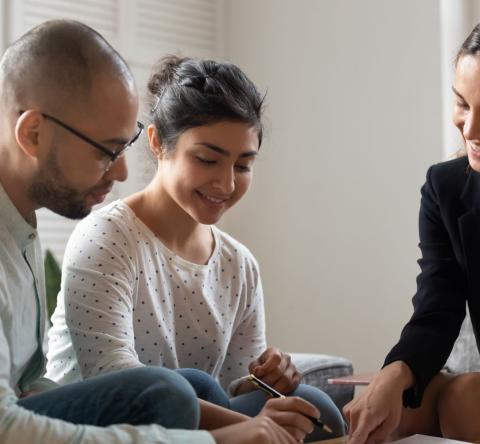 S’il est signé chez le notaire, le compromis de vente est payant. © fizkes - Getty Images
