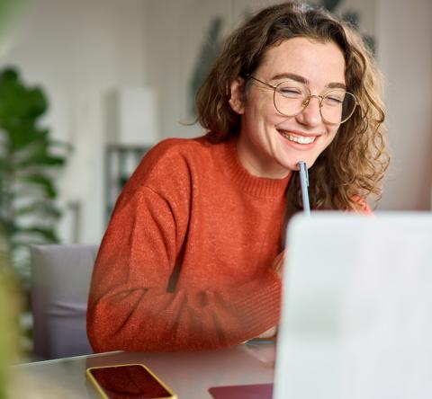 Une femme devant son ordinateur